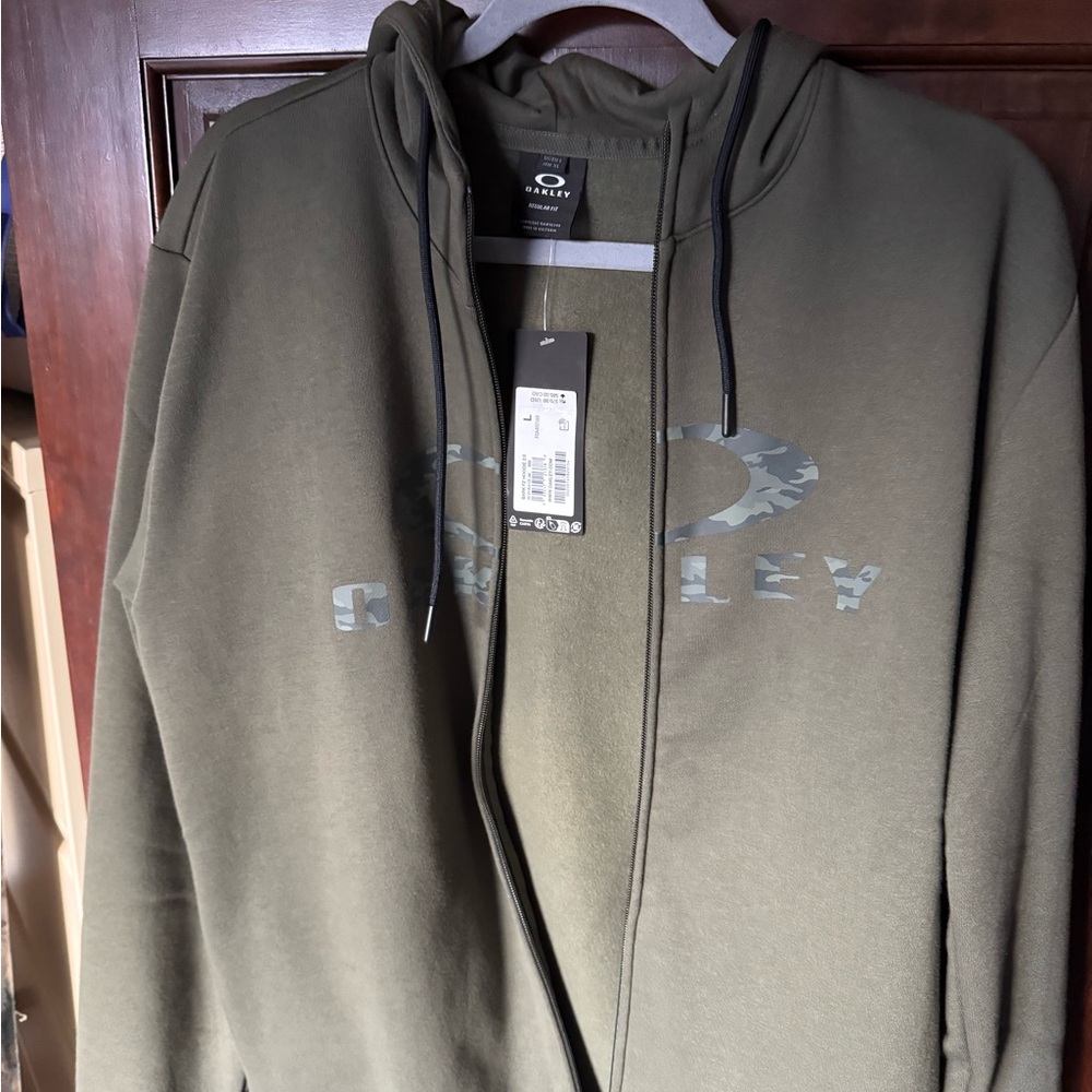 SOLD Oakley Men's Zip-Up in Olive